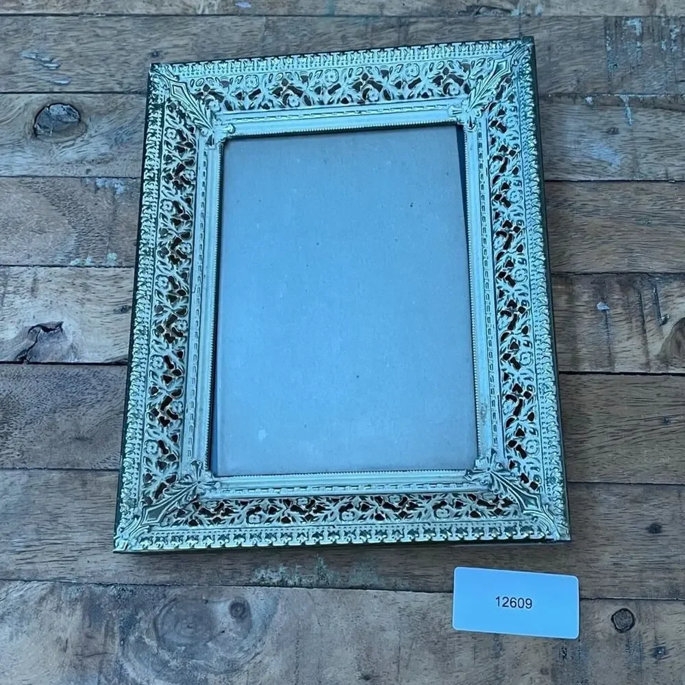 Antique-Style Picture Frame 4 in x 6 in Filigree Metal Border Cream & Gold
